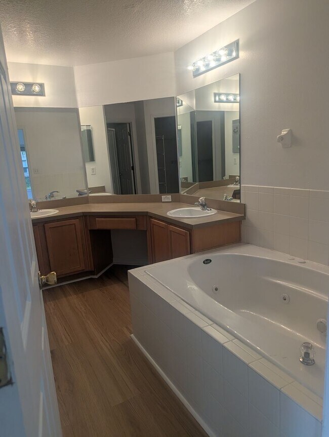 Building Photo - Completed renovated Home located in great location in Tavares