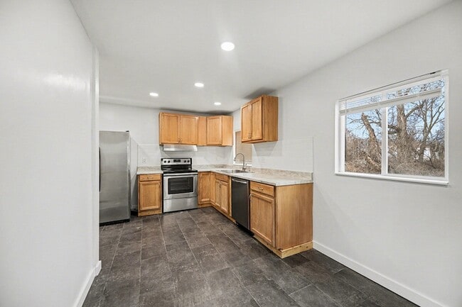 Building Photo - 12 Linwood Ave