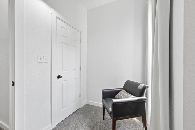 Building Photo - 408 S Wright St