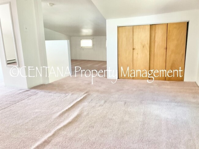 Building Photo - Large home with a huge yard on the West si...