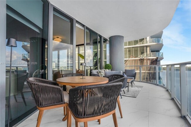 Building Photo - 700 NE 24th St