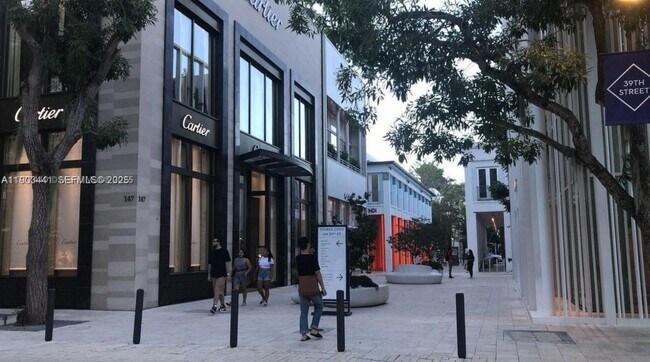 Building Photo - 524 NE 65th St