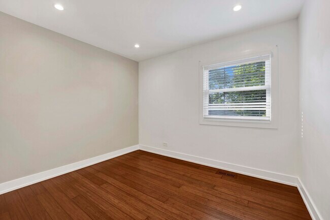 Building Photo - 2627 N Ridge Ave