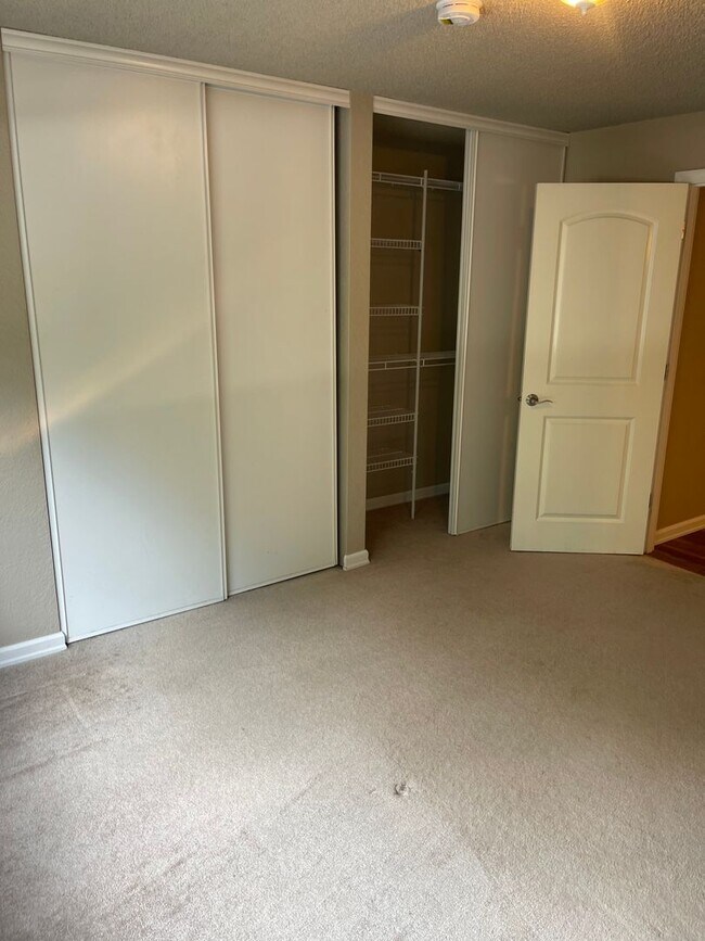 Building Photo - Spacious Condo in North Seattle!