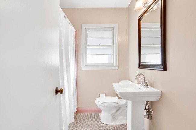 Building Photo - Vintage East Hill Mid-Century Home