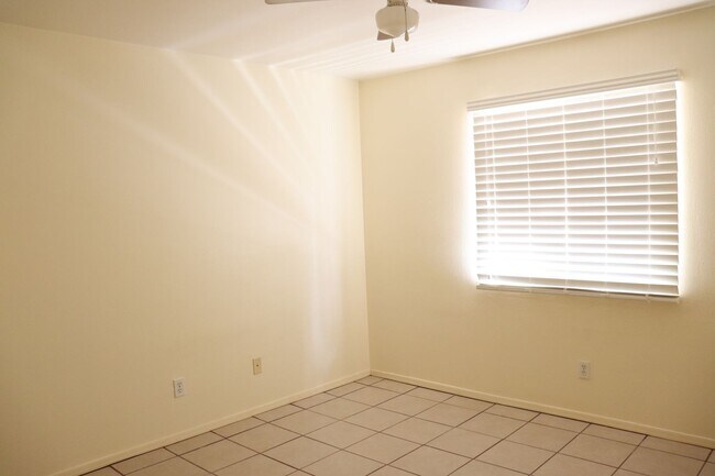 Building Photo - Large Backyard