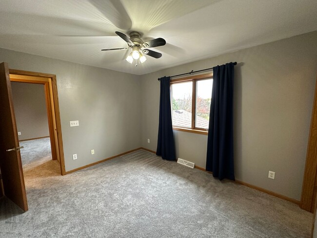 Building Photo - Huge 3BR/3BA house on Madison's West Side!