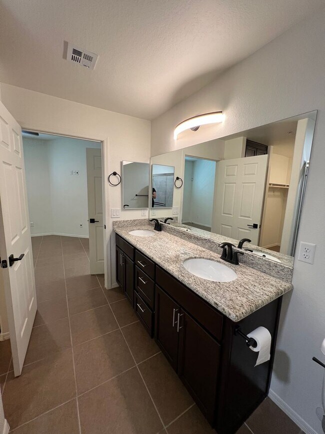 Building Photo - VERY NICE 3 BEDROOM IN DESERT SKY!