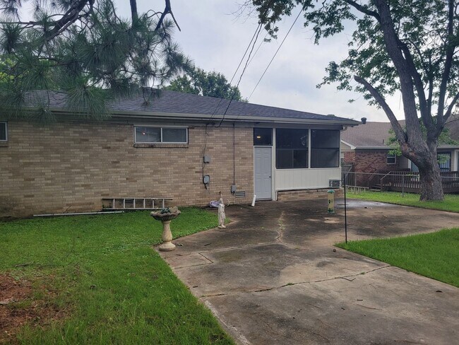 Building Photo - 6615 Blue Bird Dr