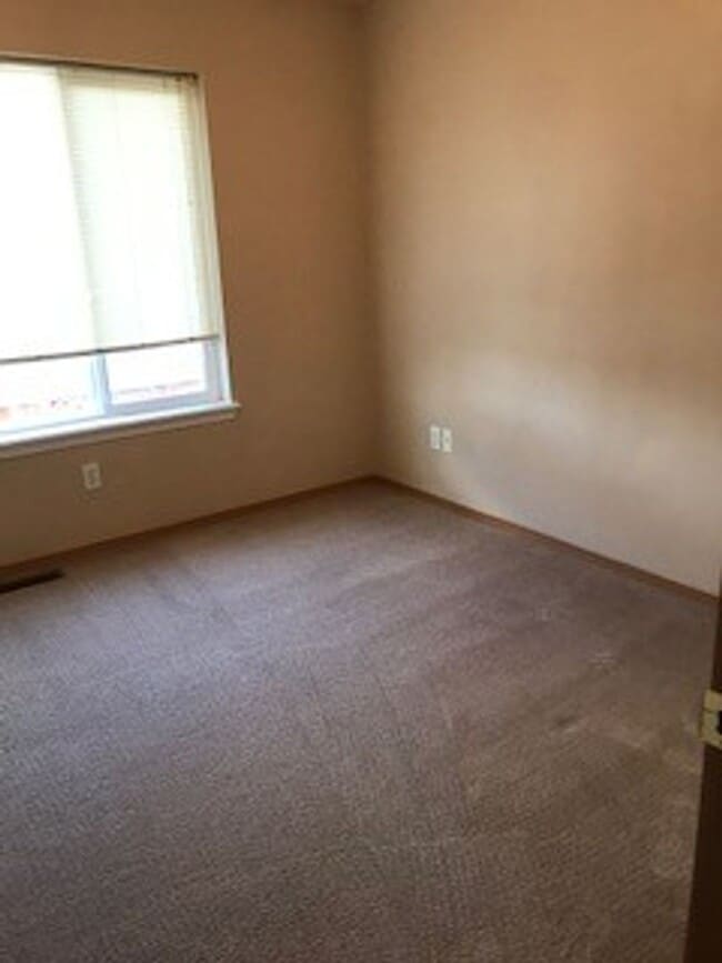Building Photo - 3 Bedroom 1 Bathroom Belgrade Unit