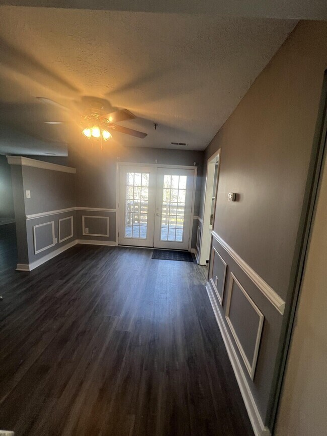 Building Photo - 421 Redding Rd