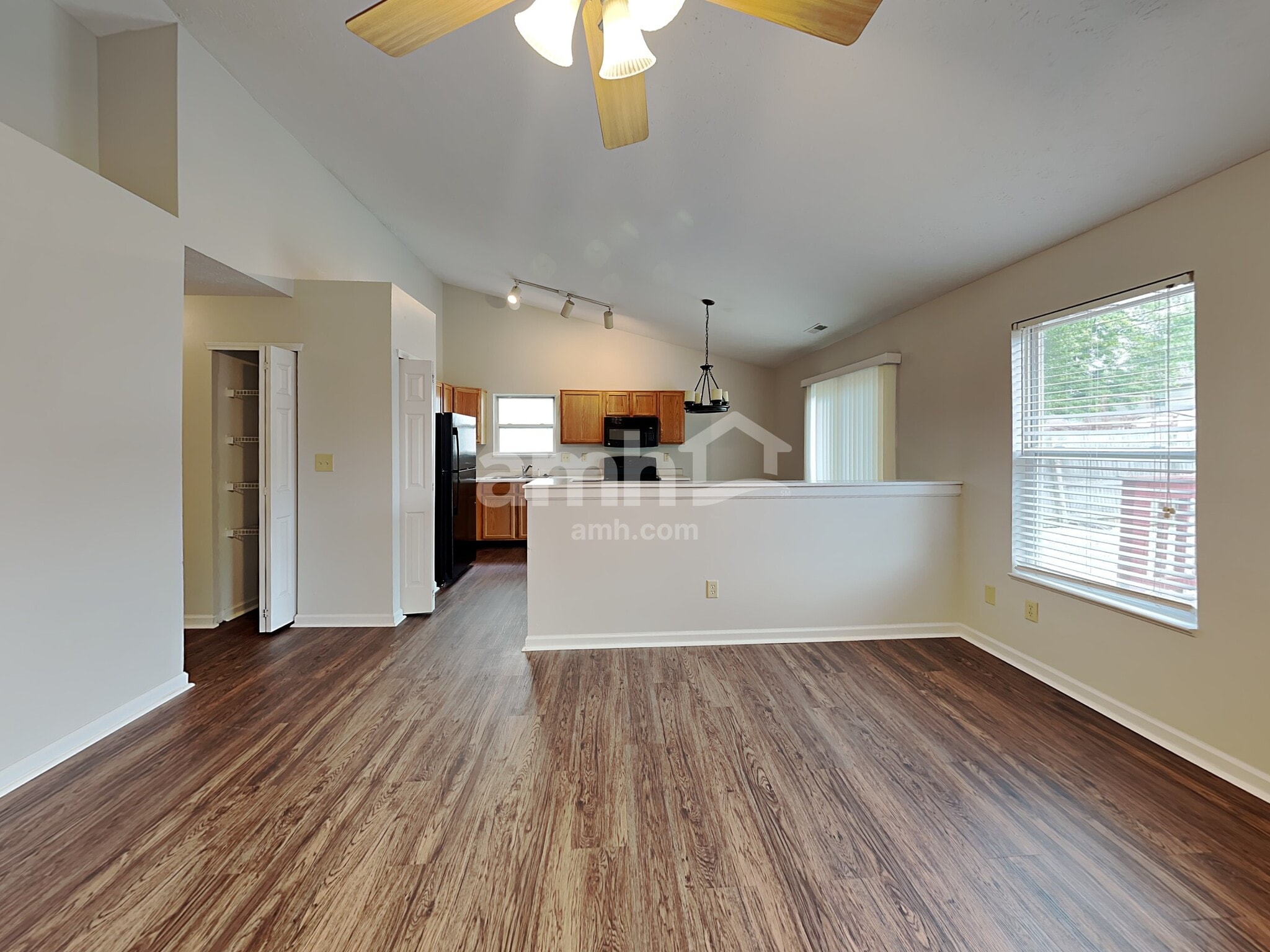 Building Photo - 1090 Meadowview Ct