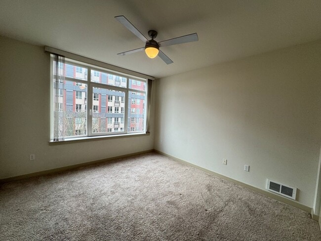 Building Photo - Spacious 2 bed 2 bath, 1000+ sq ft. condo on Market St in Ballard