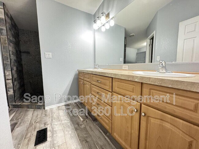 Building Photo - 4879 N Monterey Dr