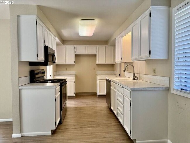 Building Photo - Charming 3-Bedroom Home in Tranquil Ridgev...