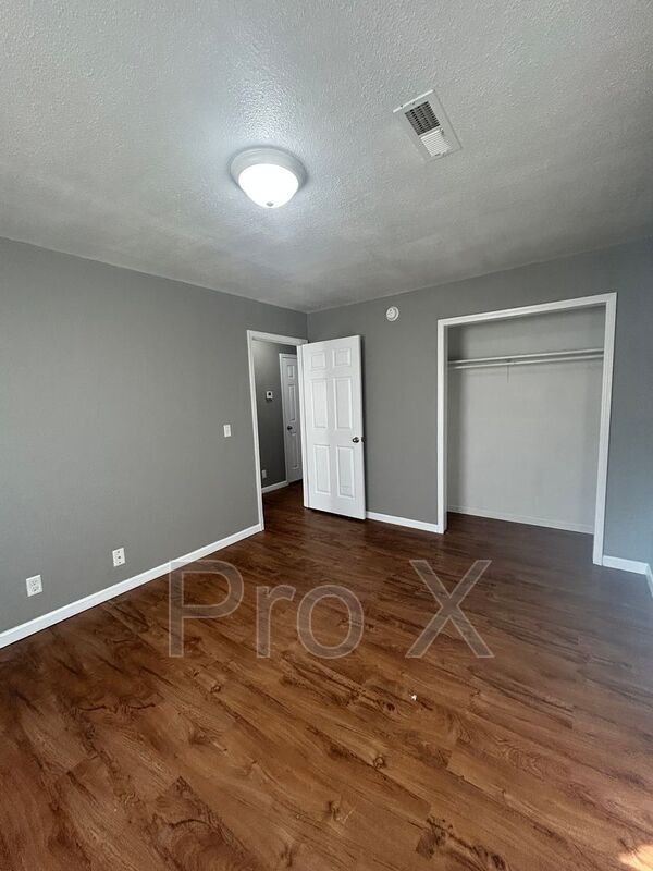 Building Photo - 405 Park St