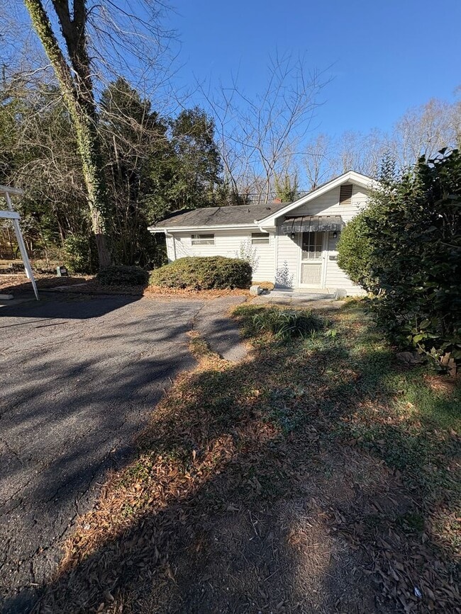 Building Photo - 3 bedroom 3 bath in Spartanburg with Lots of Space !!! Workshop in the garage!!