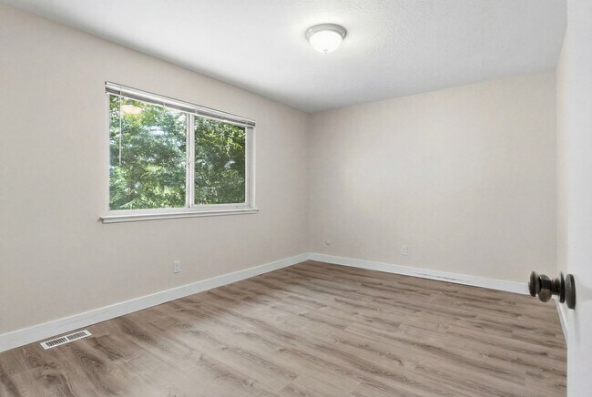 Building Photo - Fully Updated 2 Bedroom 1 Bath Condo