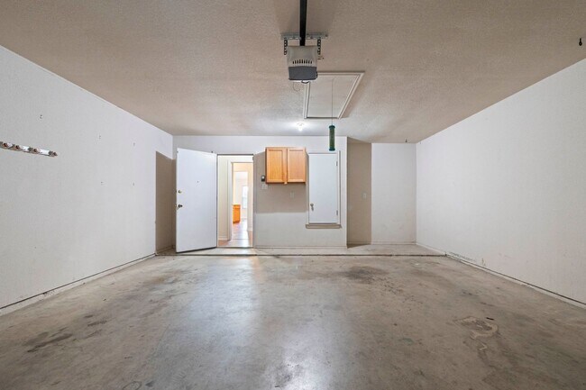 Building Photo - Available NOW!!!! This 3 bedroom, 2 bath, 2 car garage home has no carpet. All flooring is LVP an...