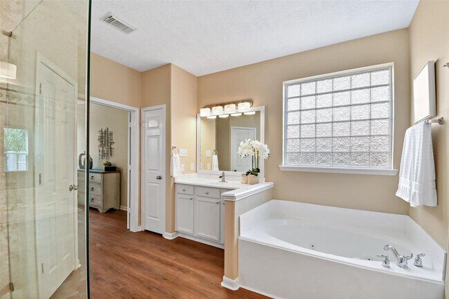 Building Photo - Beautifully Updated Home in Sugar Land’s S...