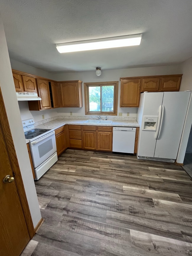 Building Photo - 4-Bedroom Plattsmouth Home with Lake Access!!