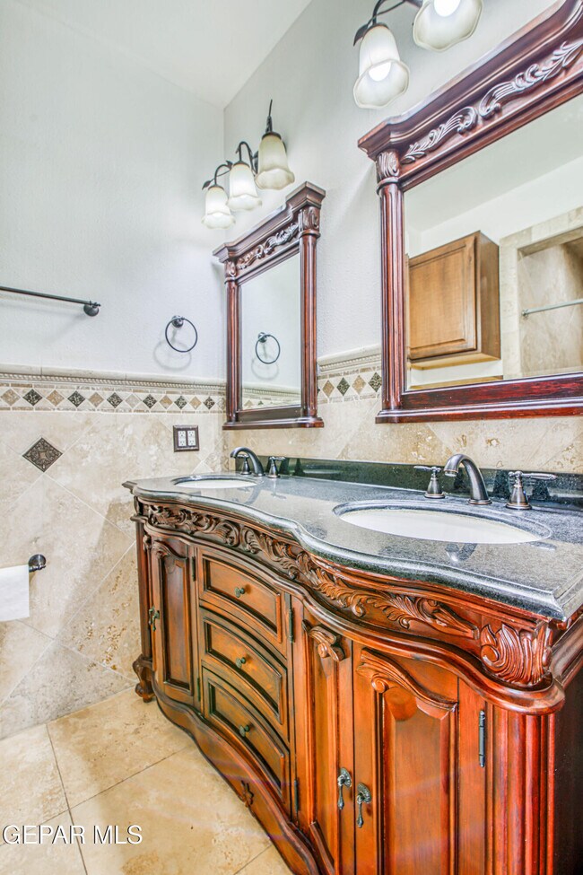 Building Photo - 1701 Elm St