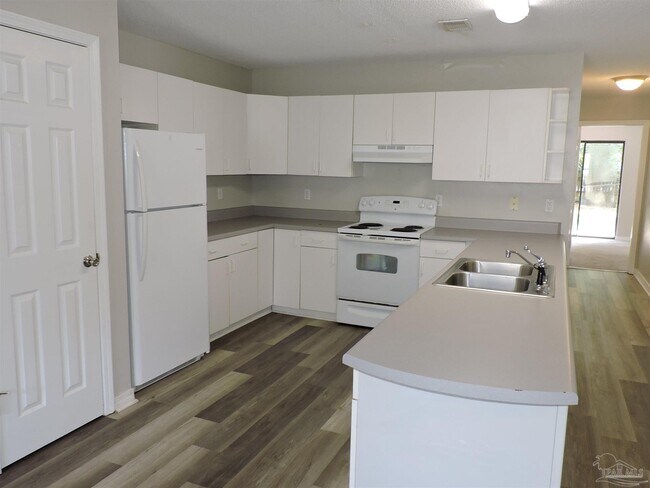 Building Photo - 5525 Woodsman Ct