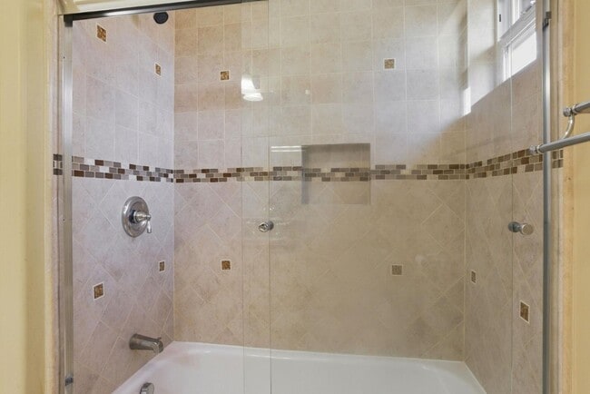 Building Photo - 659 Upton St