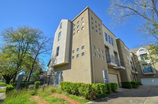 Building Photo - Stylish Corner Townhome Steps from Parks, Dining & Shopping