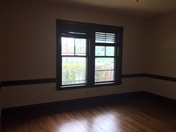 Building Photo - 17 Burroughs St