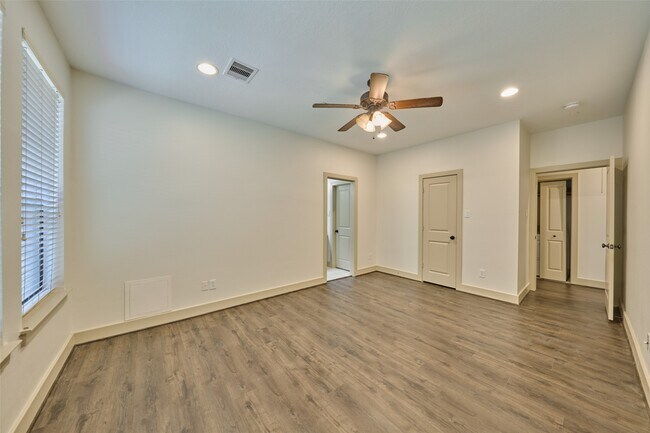 Building Photo - 2422 Navigation Blvd