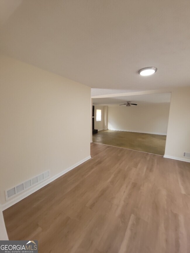 Building Photo - 463 Rock Meadow Dr