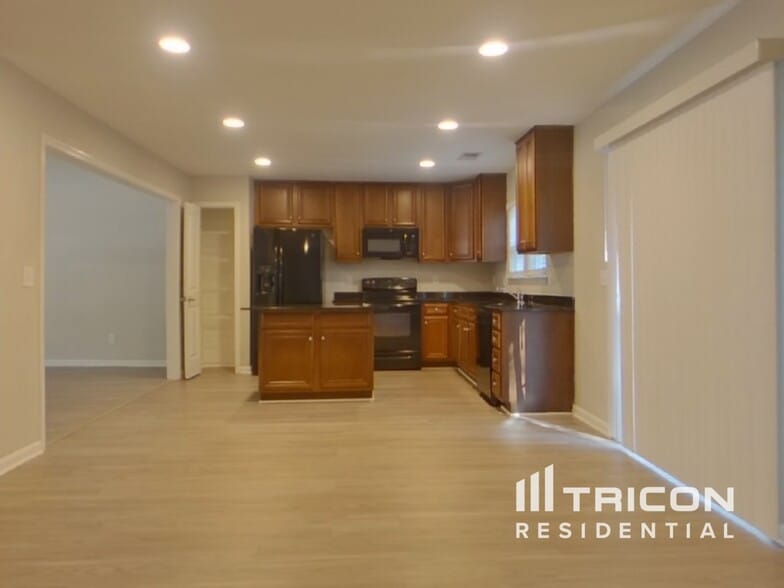 Building Photo - 453 Denman Loop
