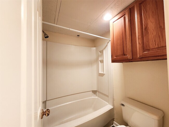 Building Photo - 1311 Antoine Dr