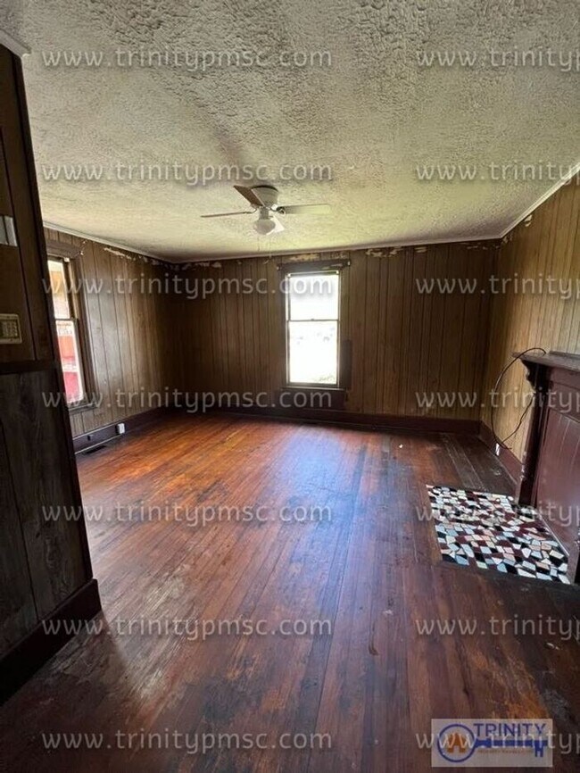 Building Photo - Huge 4 Bed House!