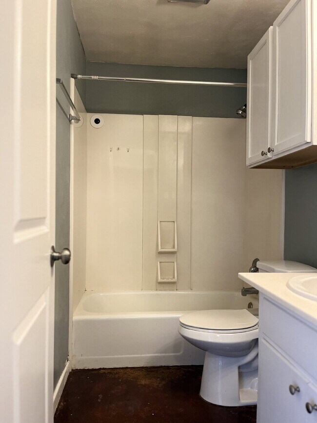 Building Photo - Cute 2/1 Duplex in Great Location!
