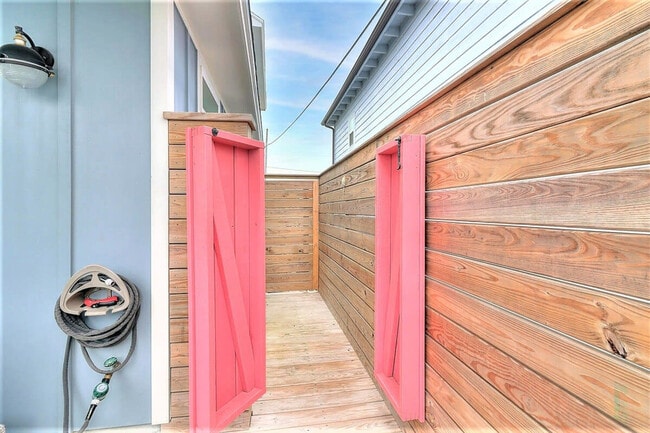 Building Photo - 224 E Oaks Ave