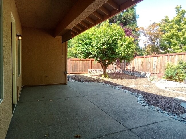 Building Photo - Gated: Single Story Heritage Oaks 3 Bedroom Plus Office/Den 3 Car Garage with lots of built in fo...