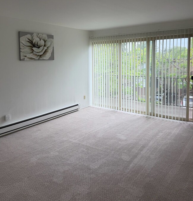Building Photo - 1 Bed / 1 Bath Houghton condo in Kirkland $1,795/month