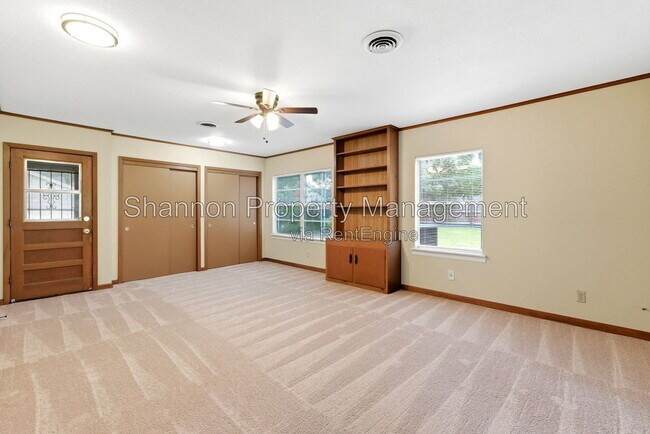 Building Photo - 8406 Highcrest Dr