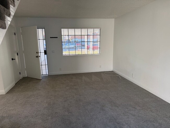 Building Photo - Two Story home - Three bedrooms, 2.5 baths near school and shopping