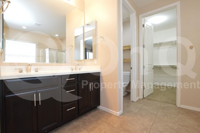Building Photo - 1522 E Hummingbird Way