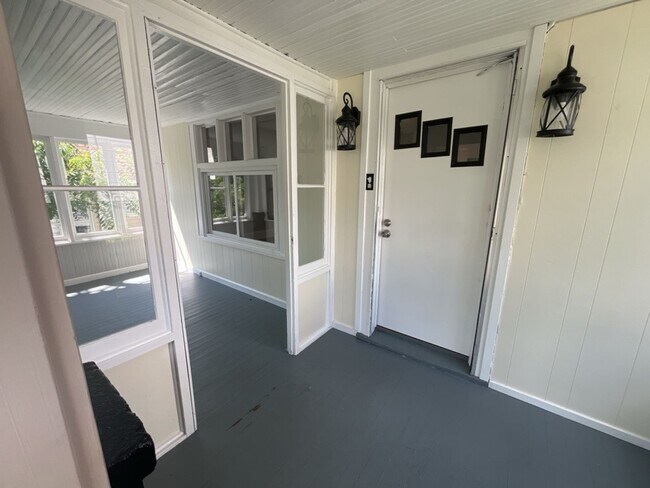 Building Photo - Charming 2-Bedroom Property in Prime Location