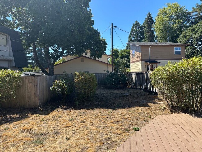 Building Photo - Large 3 bedroom 2.5 bath duplex with a gar...