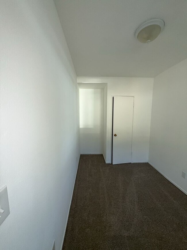 Building Photo - 13445 Lakeshore Dr