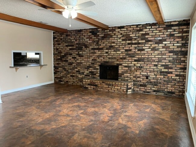 Building Photo - 40111 La Rochelle Rd