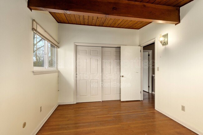 Building Photo - 841 Houseman Ave NE