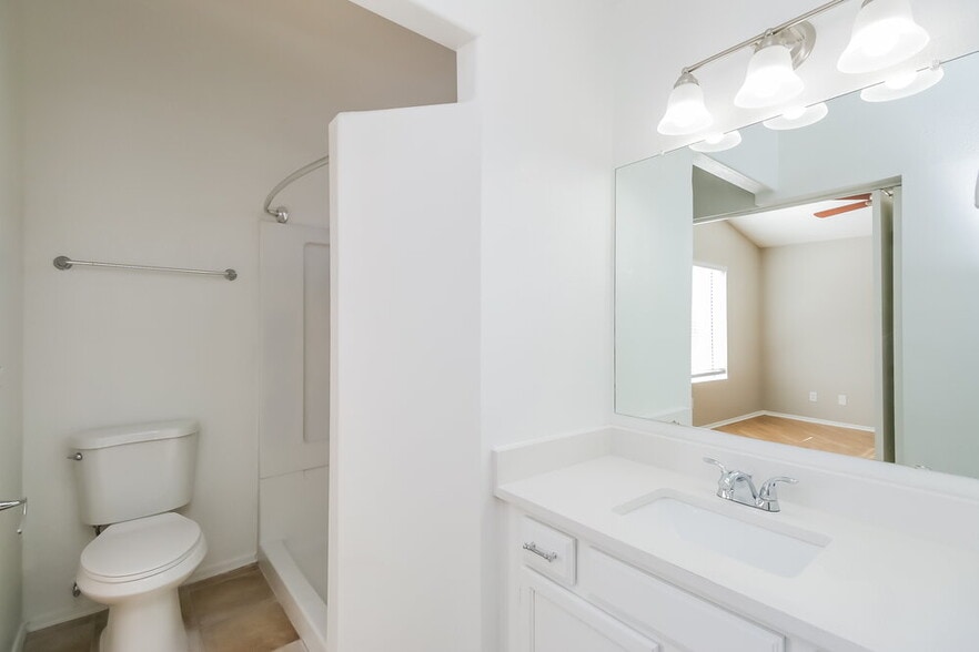 Building Photo - 851 E Boston St