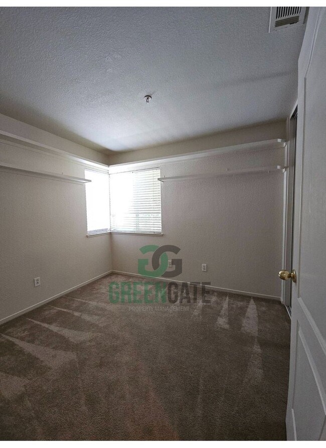 Building Photo - MOVE-IN SPECIAL $500 off first month!! Bea...