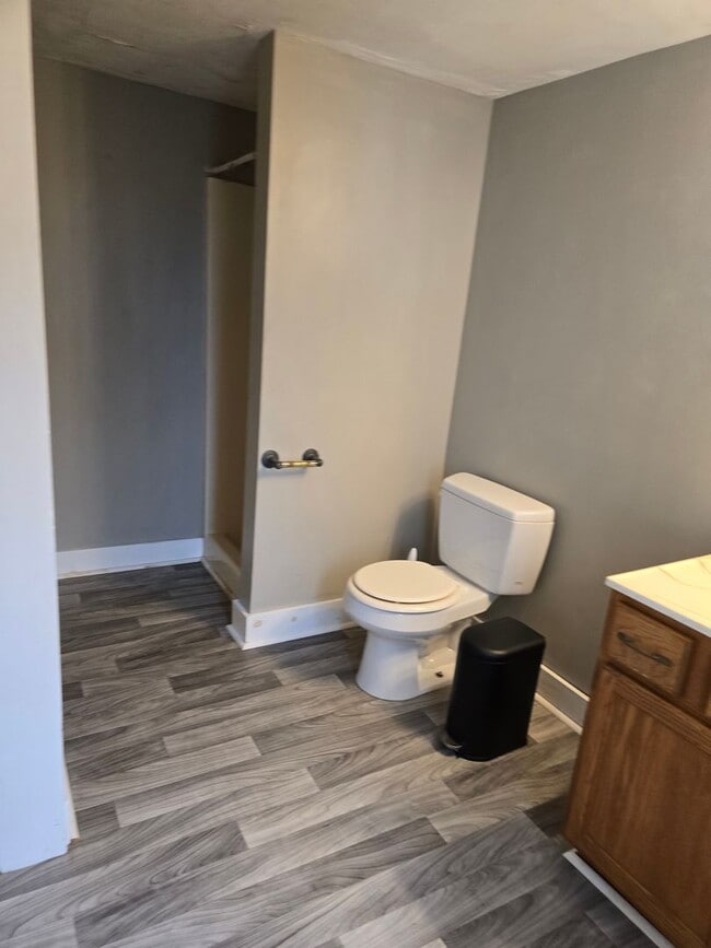 Building Photo - 2 Bedroom Farmhouse in Middletown